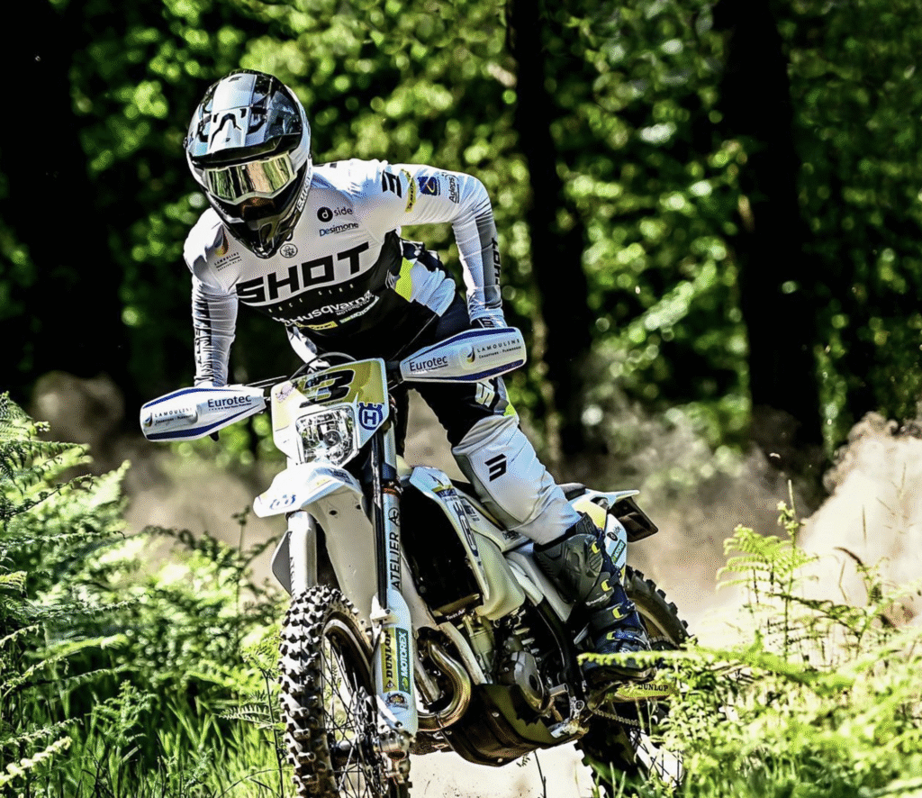 Shot, partenaire de Créations MX Factory. Boutique en ligne de pièces et accessoires pour motos et quads