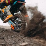 Comment bien régler ton amortisseur arrière en motocross et enduro ? Conseils, réglages & huiles