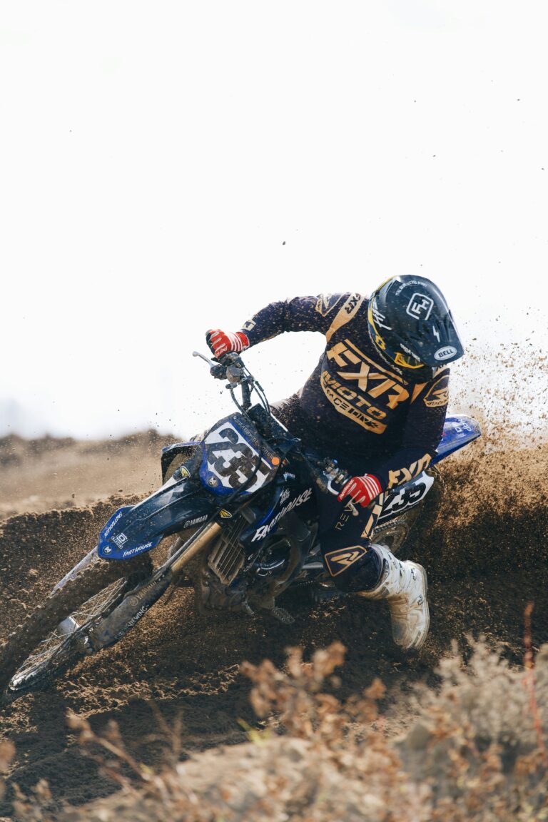Comment bien choisir son guidon de motocross pour limiter le mal de bras ? Le guide complet !