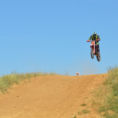 Sauter une table en motocross : la méthode sûre et efficace