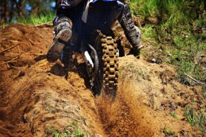 Sortie Enduro : La Checklist Ultime pour Rouler l’Esprit Libre