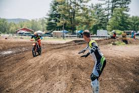 Les bonnes positions à adopter en motocross