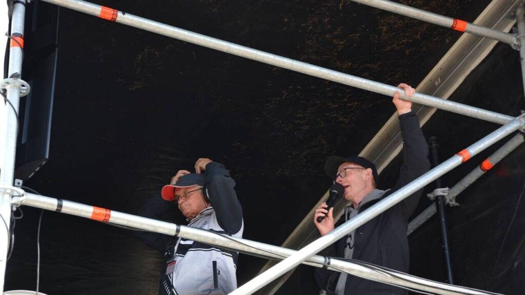 Le Speaker : La Voix Qui Fait Vibrer la Course