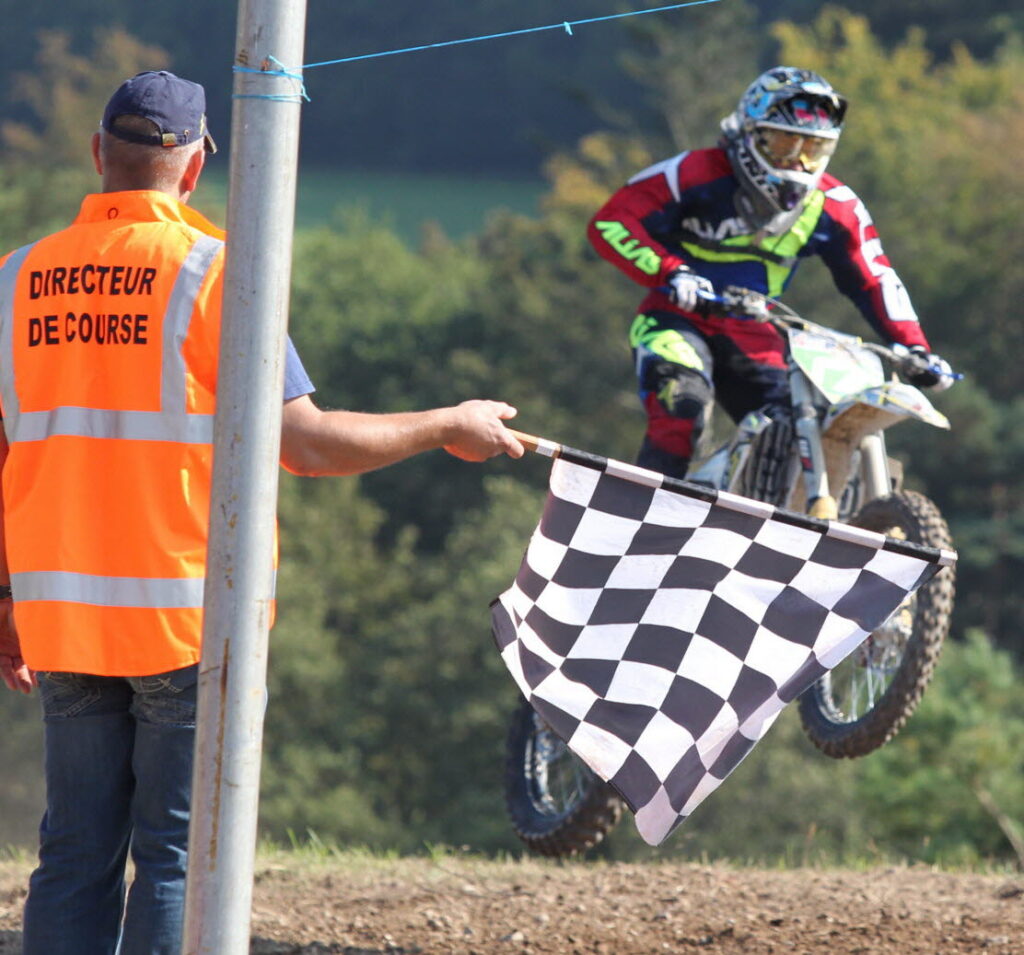 Directeur de Course : Le Maître du Jeu en Compétition - Creations Mx Factory Directeur de Course : Le Maître du Jeu en Compétition