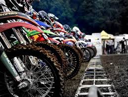 Départ Motocross : Maîtrise les Règles Avant le Holeshot