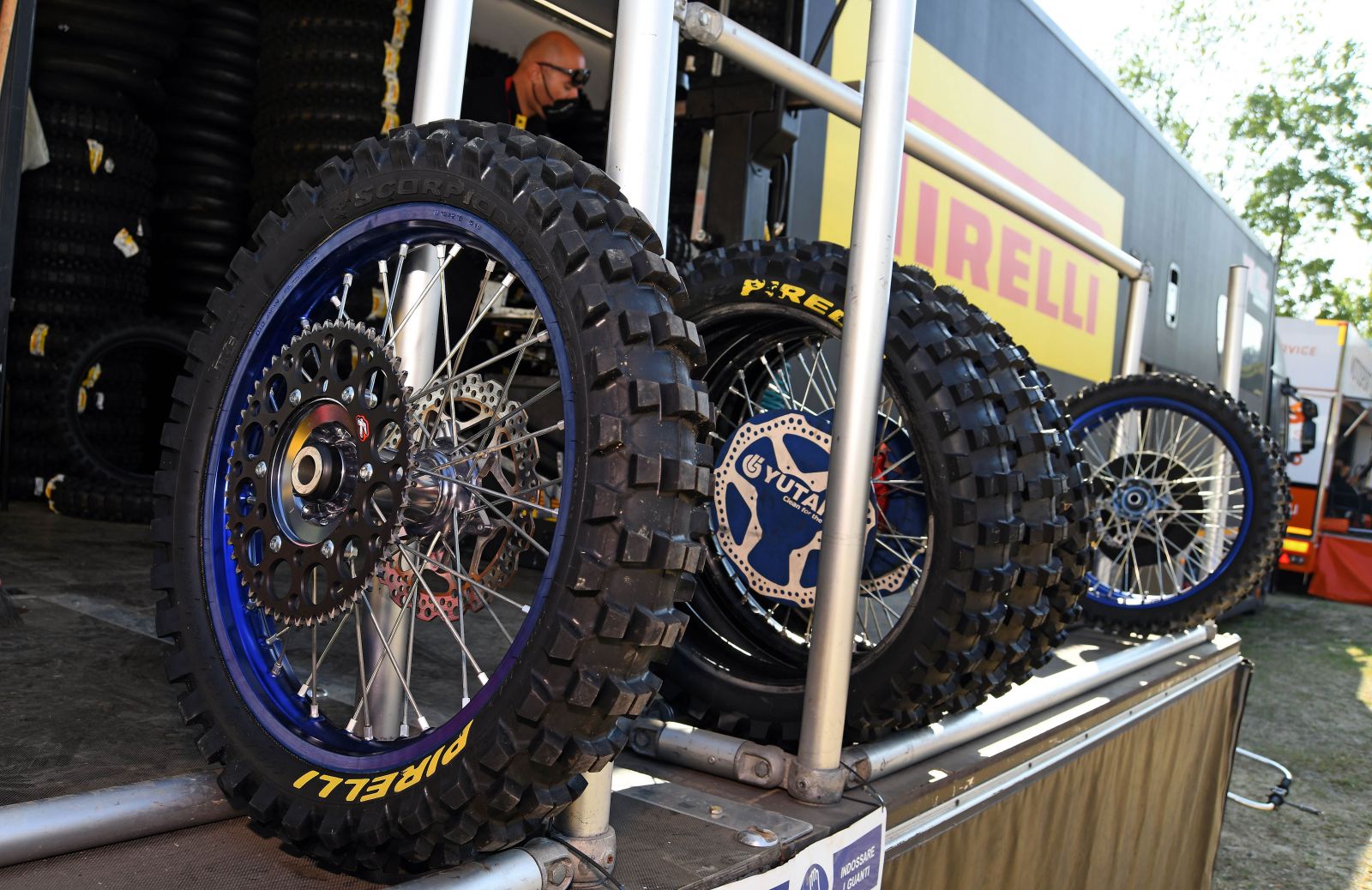 Service Pirelli MX08 lors d’un championnat de motocross – préparation et montage de pneus