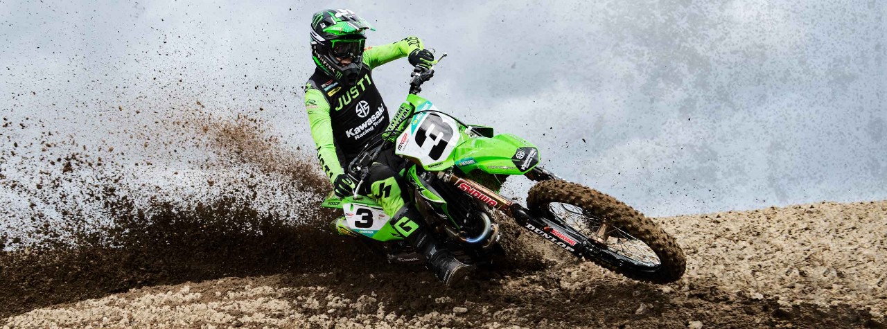 Romain Febvre 2022 avec pneus Dunlop Geomax en action sur circuit motocross