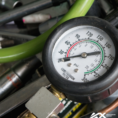 Prise de compression moteur utilisée pour mesurer l’état du haut-moteur et diagnostiquer usure, perte de puissance ou défaut d’étanchéité.``` Prise de compression moteur utilisée pour mesurer l’état du haut-moteur et diagnostiquer usure, perte de puissance ou défaut d’étanchéité.```