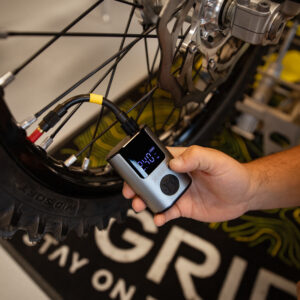 mini-pompe-air-x-grip-blowjob.jpg - Creations Mx Factory Mini pompe à air X-GRIP BLOWJOB compacte avec batterie 600 mAh pour gonflage pneus moto