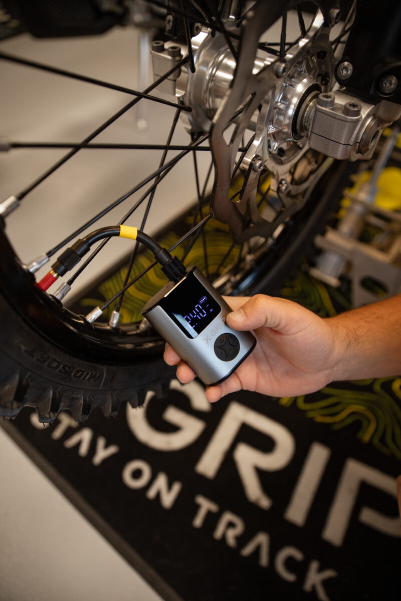 mini-pompe-air-x-grip-blowjob.jpg - Creations Mx Factory Mini pompe à air X-GRIP BLOWJOB compacte avec batterie 600 mAh pour gonflage pneus moto