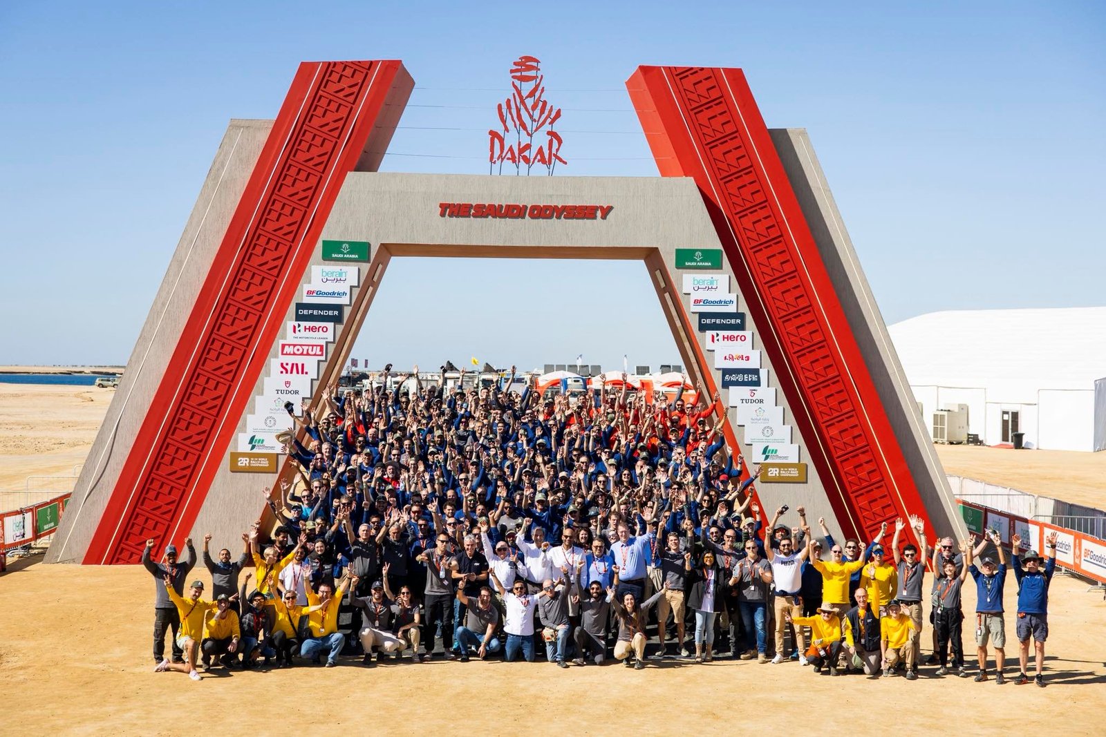 Portique de départ Rallye Dakar | Cérémonie d’ouverture - Creations Mx Factory Portique de départ du Rallye Dakar avec motos et véhicules prêts à s’élancer