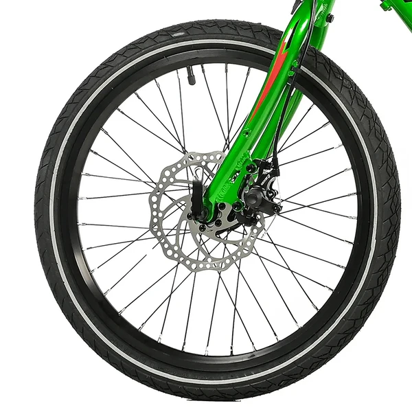 Leader Fox Gamp 20 2026 – VTT Garçon Vert 6 Vitesses - Creations Mx Factory Front wheel of a green bicycle with a disc brake rotor and black tire, viewed from the side